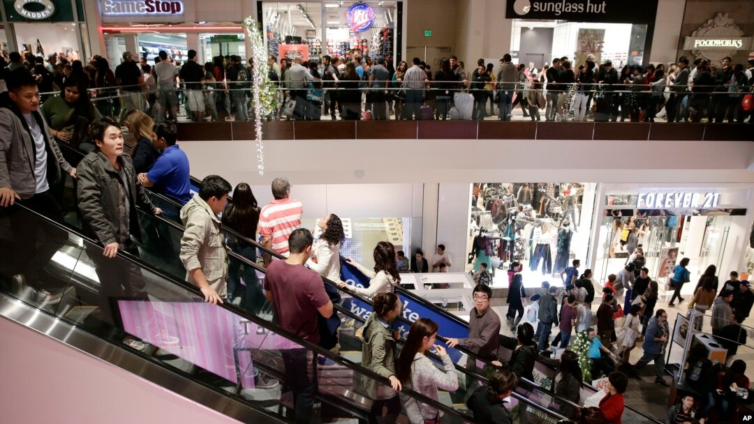 Shoppers throng Brea Mall during Black Friday shopping in Brea, California, Nov. 29, 2013.