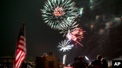 ARCHIVO - Los espectadores observan cómo estallan los fuegos artificiales durante la celebración del 4 de julio en Pioneer Park, el 4 de julio de 2013, en Prescott, Arizona.