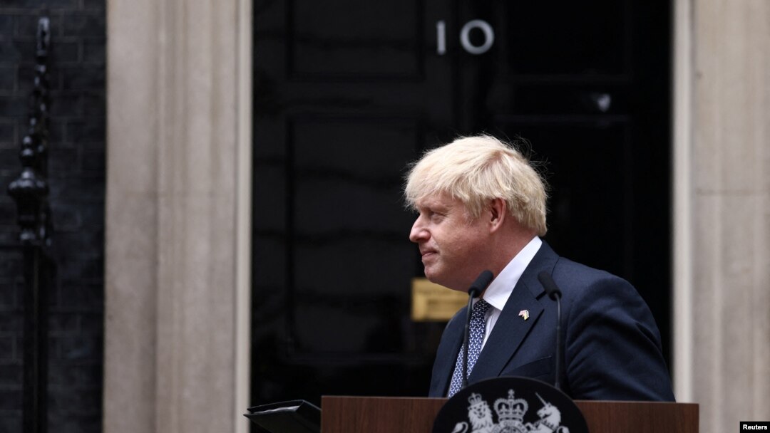 英國首相約翰遜在唐寧街10號發表講話宣佈辭職。（2022年7月7日）