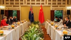 澳大利亚外长黄英贤(左)与中国外长王毅(右)在印度尼西亚度假胜地巴厘岛努沙杜瓦举行双边会谈。（资料照：2022年7月8日）