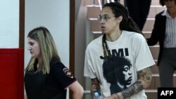莫斯科郊外一家法庭7月1日開庭審理美國女子職籃明星布蘭妮∙格里納（Brittney Griner）所謂的“販毒案”。照片顯示格里納戴著手銬被法警帶入法庭。 （法新社照片）