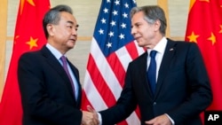 2022年7月9日，美国国务卿布林肯(右)在印度尼西亚度假胜地巴厘岛努沙杜瓦与中国外交部长王毅握手。