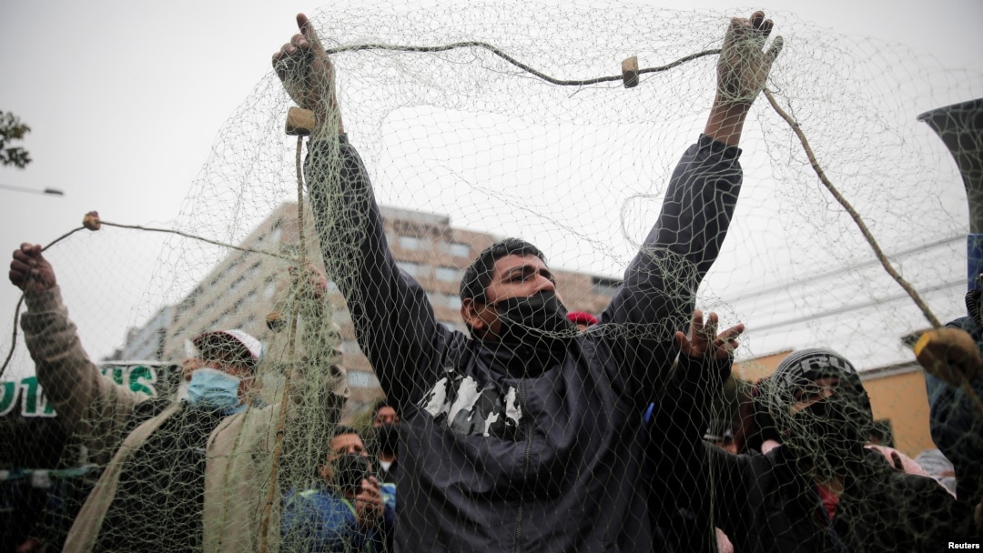 Un grupo de pescadores afectados por el derrame protesta contra la compañía española Repsol, en Lima, el 21 de junio de 2022.