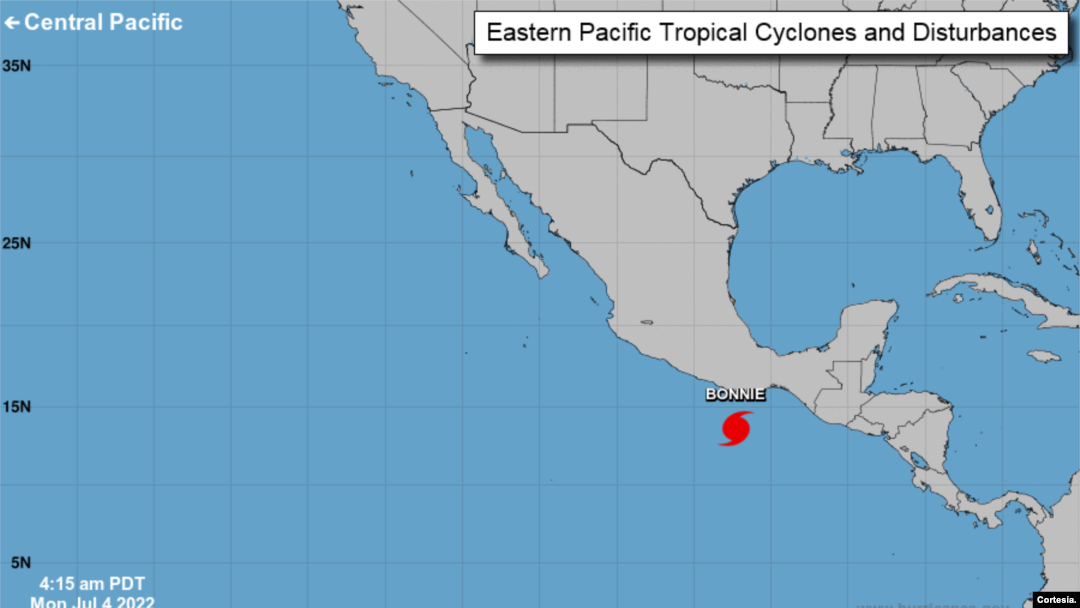 El huracán Bonnie se desplaza por la costa de México, el lunes 4 de julio de 2022. Foto: Centro Nacional de Huracanes