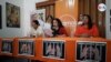Opositores leen un pronunciamiento este lunes en demanda de liberación de los presos políticos. Foto Houston Castillo, VOA