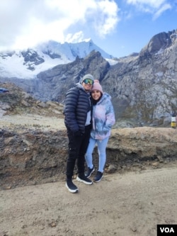 En la imagen aparecen Daleska Salas y su novio. [Foto: Cotesía]