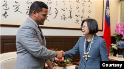 台湾总统蔡英文2019年11月20日会见到访的图瓦卢外长科菲。（台湾总统府照片）
