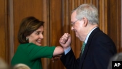 Nancy Pelosi (esq) e Mitch McConnell (dir) (Foto de Arquivo)