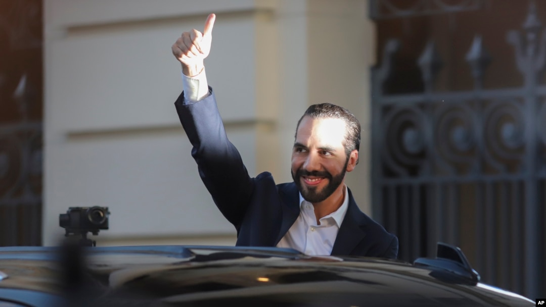 El presidente de El Salvador, Nayib Bukele, levanta el pulgar después de recibir la credencial del Tribunal Supremo Electoral que certifica su reelección, en el Teatro Nacional de San Salvador, El Salvador, el jueves 29 de febrero de 2024.