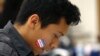 ARCHIVO - En esta fotografía del 5 de marzo de 2020, Ángel Tapia muestra su calcomanía "Yo voté hoy" mientras los estudiantes participan en la elección de participación presupuestaria en la escuela secundaria Maryvale en Phoenix.