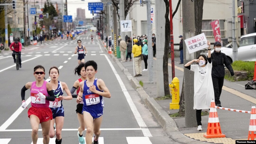 일본 정부가 오는 7월로 예정된 도쿄올림픽 개최지인 도쿄 등 일부 지역에 발령한 신종 코로나바이러스 관련 국가긴급사태를 연장하는 방안을 고려하는 것으로 알려졌습니다.