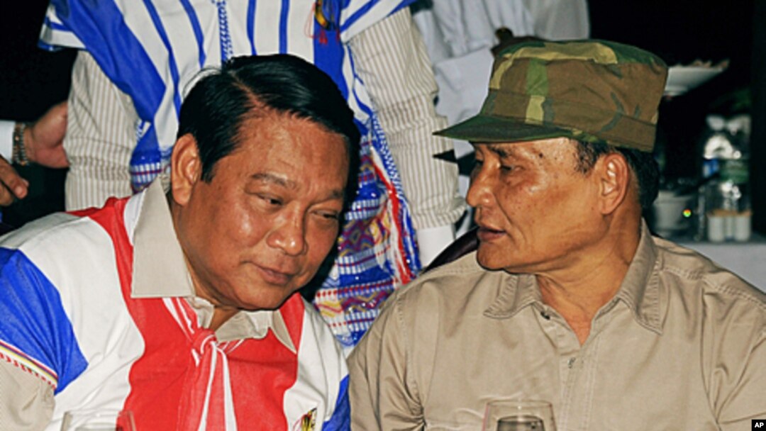 This picture shows a representative of the rebel Karen National Union (KNU) Saw Jawni (R) talking with Myanmar Immigration Minister Khin Yee (L) in Pa-An, Burma, January 11, 2012.