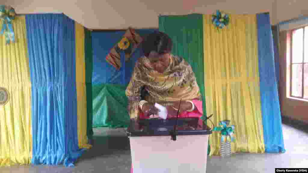 A woman votes in Kigali, Aug. 4, 2017. (Photo: Charly Kasereka / VOA)