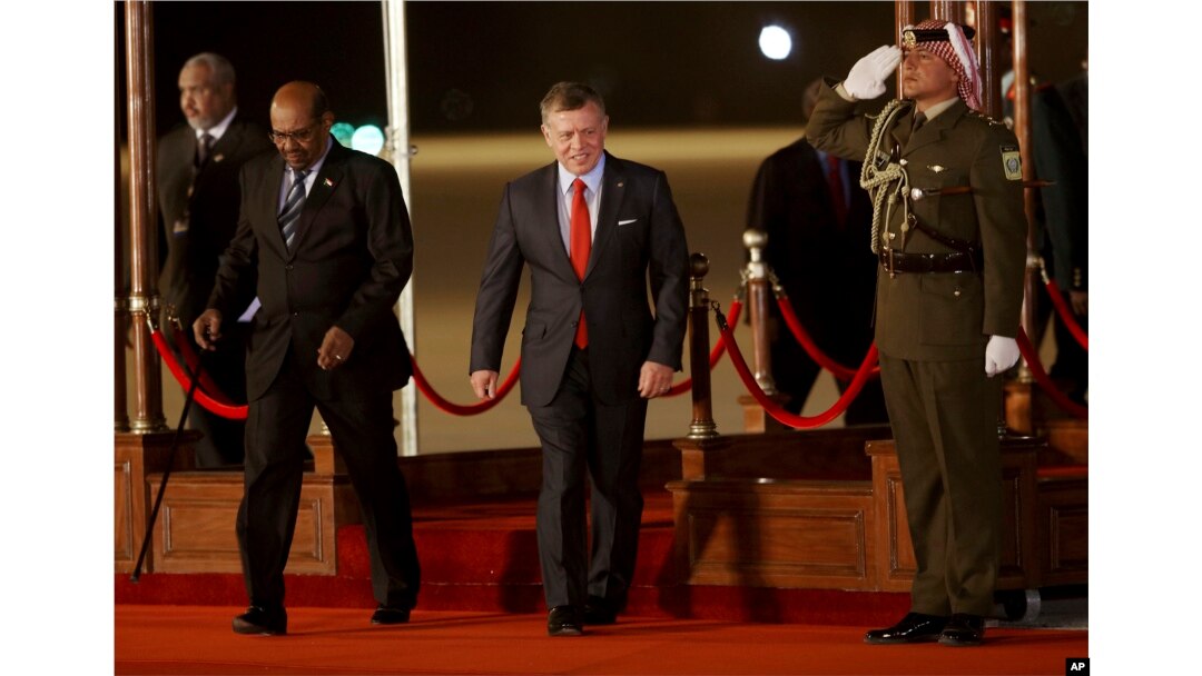 Jordan's King Abdullah II, center, greets Sudan's President Omar al-Bashir, left, upon his arrival at Queen Alia International Airport in Amman, Jordan, March 28, 2017. Bashir is among 21 Arab leaders gathering for a summit.