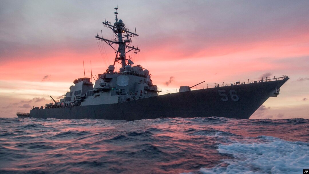 美國軍艦麥凱恩號在南中國海水域資料照。
