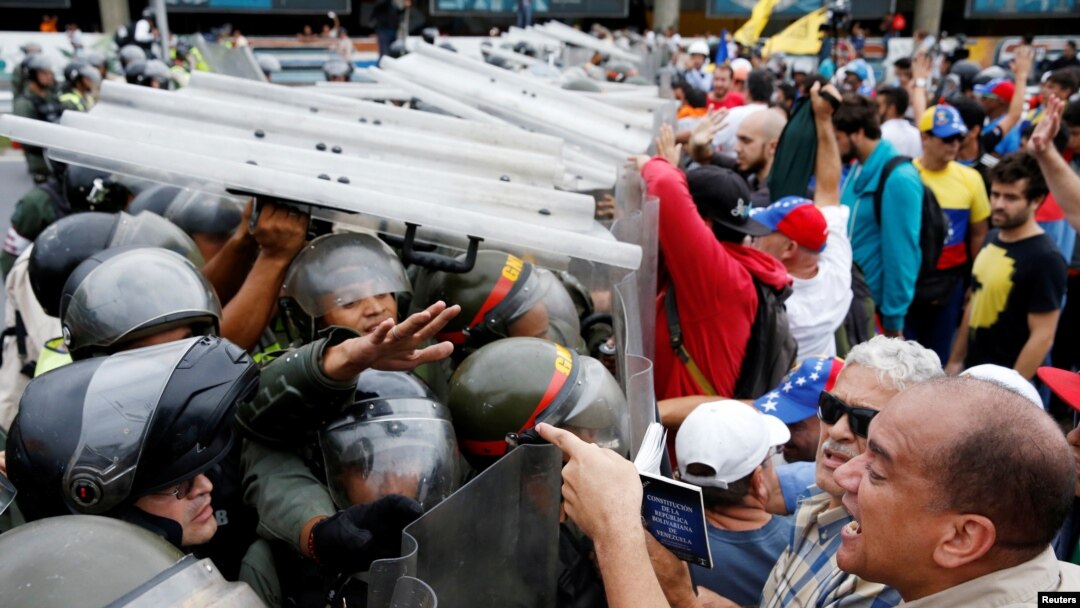 Opposition supporters clash with Venezuelan National Guards during a rally to demand a referendum to remove President Nicolas Maduro in Caracas, Venezuela, May 11, 2016.