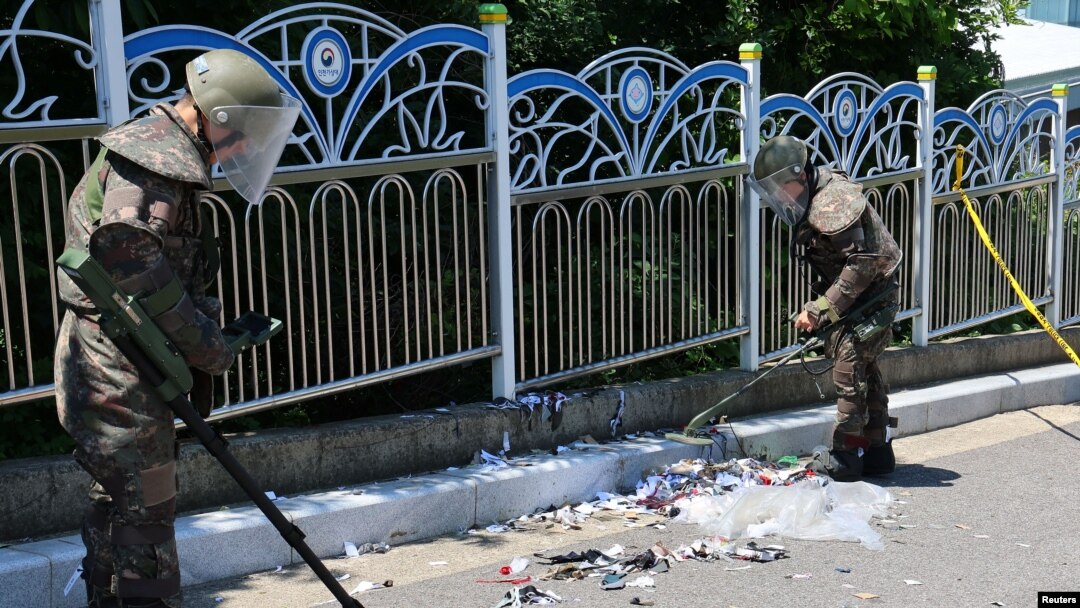 南韓士兵在仁川街頭檢查據信是北韓發射的氣球帶來的垃圾。(2024年6月2日)