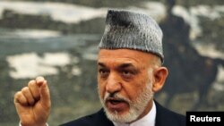 Afg'oniston prezidenti Hamid Karzay matbuot anjumani paytida, Kobul, 12-iyun, 2012-yil. 