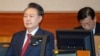 资料照片: 2025年2月20日韩国被弹劾的总统尹锡烈在韩国首尔宪法法院出席因其短暂实施戒严而遭弹劾的审判。