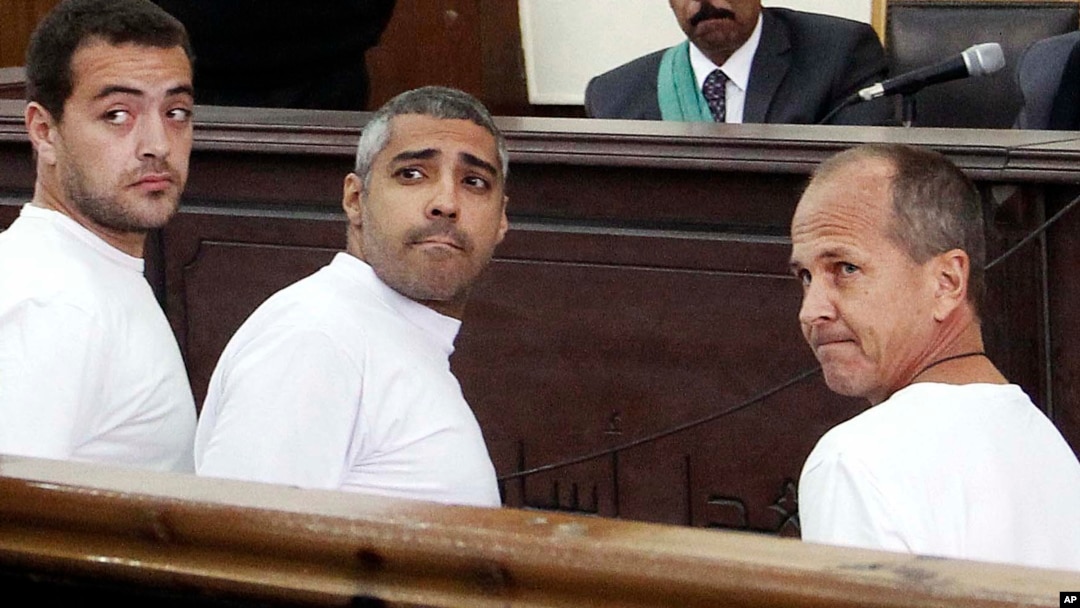 باهر محمد (چپ)، محمد فهمی و پیتر گرست (راست)، سه خبرنگار شبکه الجزیره که در مصر بازداشت شده بودند