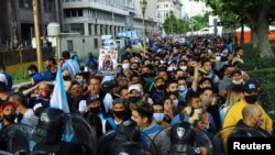 Las calles de Buenos Aires se llenan de aficionados para despedir a la leyenda del fútbol Diego Armando Maradona en la Casa Rosada del Gobierno.