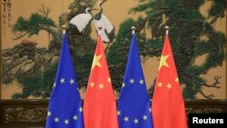 资料照：中国和欧盟旗帜 