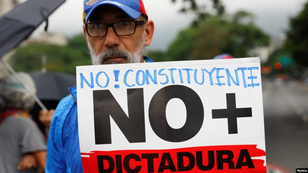 Un partidario de la oposición tiene un cartel que dice "No a la asamblea constituyente. No más dictadura". Maduro renuncia "durante una protesta contra el presidente de Venezuela, Nicolás Maduro, en Caracas, Venezuela el 2 de mayo de 2017.