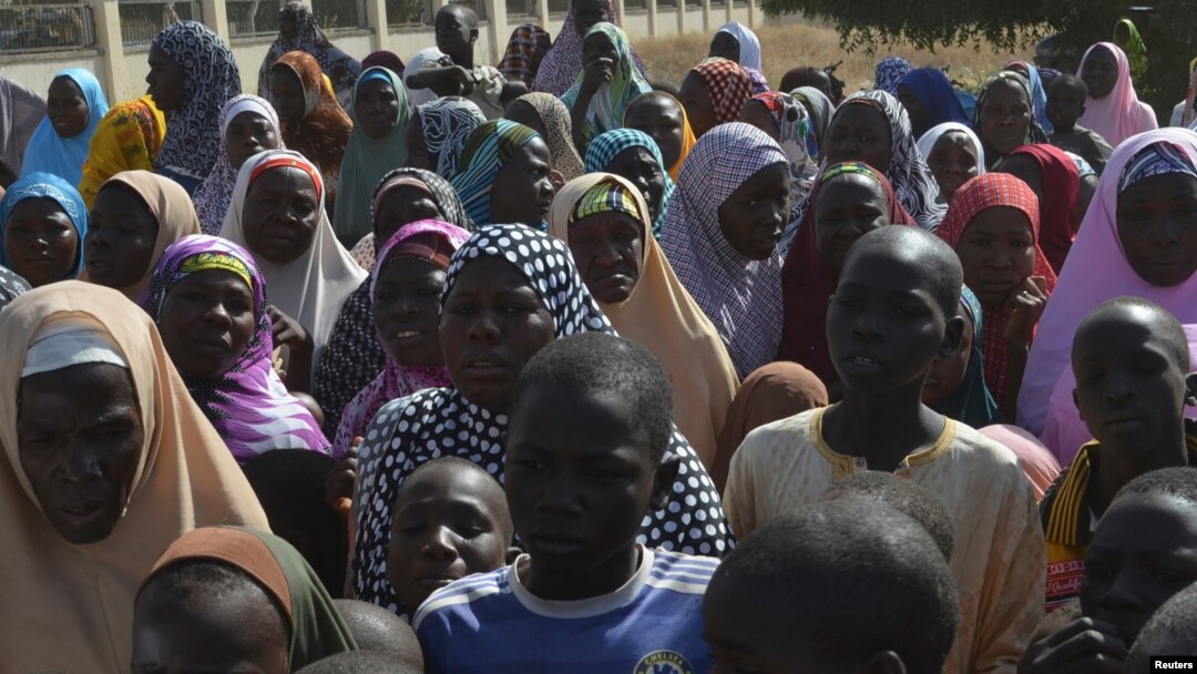 Iyayen da ‘yan uwan ‘yan matan da aka sace suna maida jawabi a taron da suka yi da gwamna jihar Borno, a Chibok, jihar Borno, 22 Afrilu 2014.