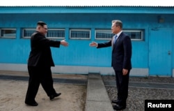 2018年4月27日，韩国总统文在寅和朝鲜领导人金正恩在韩国朝鲜之间的非军事区内的板门店休战区握手。