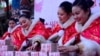 资料照片：在中国杭州一个公园里，工作人员在一场有奖游戏中摆放百元钞票(2016年1月26日)