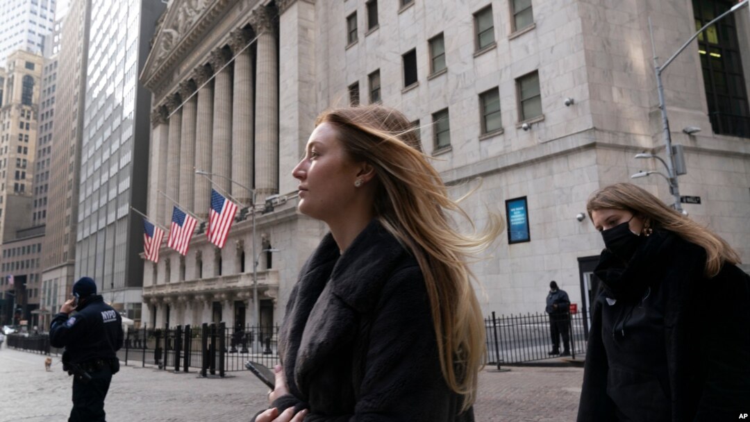 Las solicitudes de subsidio por desempleo disminuyó desde un récord de 6,149 millones en abril de 2020. [Foto de archivo del 13 de enero de 2021, la gente camina por los alrededores de la Bolsa de Valores de Nueva York, Estados Unidos.