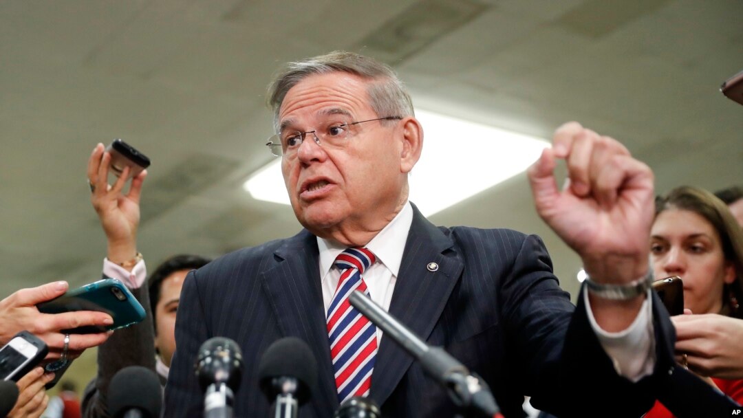 民主黨籍聯邦參議員梅嫩德茲（Sen. Bob Menendez, D-NJ）在國會山接受媒體訪問。（2018年11月28日） 