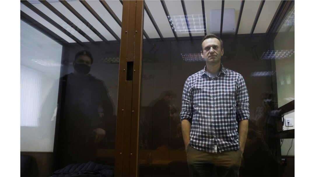 El opositor ruso Alexei Navalny al momento de una audiencia en Moscú cuando presentó apelación a su condena por su acitivismo cívico en 2021.