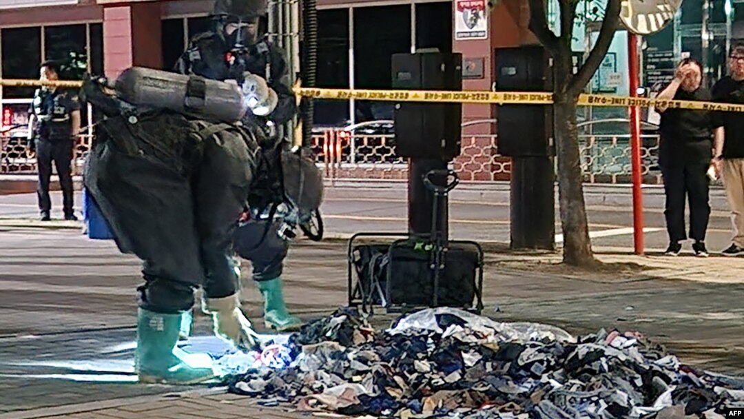 南韓國防部發布照片顯示，南韓軍方人員在首爾街頭檢查據信是北韓釋放的氣球帶來的不明垃圾物品。（2024年6月2日）
