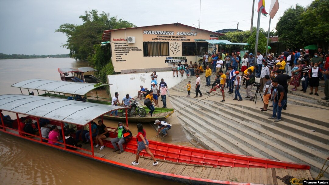 Migrantes venezolanos son vistos a orillas del río Arauca, luego de huir de su país debido a operaciones militares, según la agencia colombiana de migración, en Arauquita., el 15 de abril de 2021.