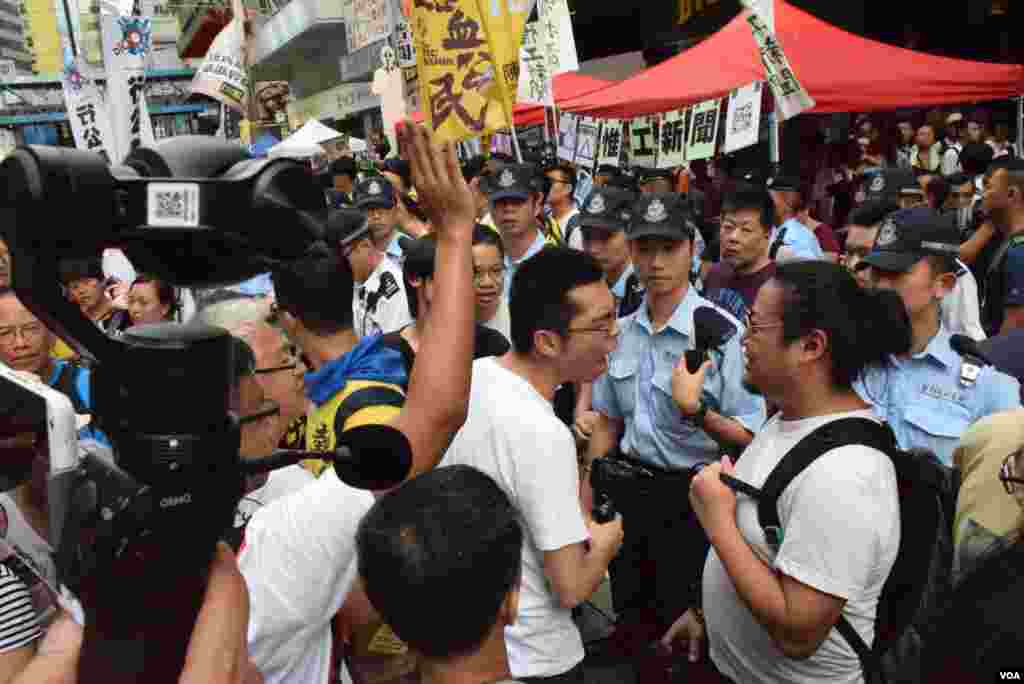 不同意見人士在本土派熱血公民街站發生爭執,警員到場調停 (美國之音 湯惠芸攝)