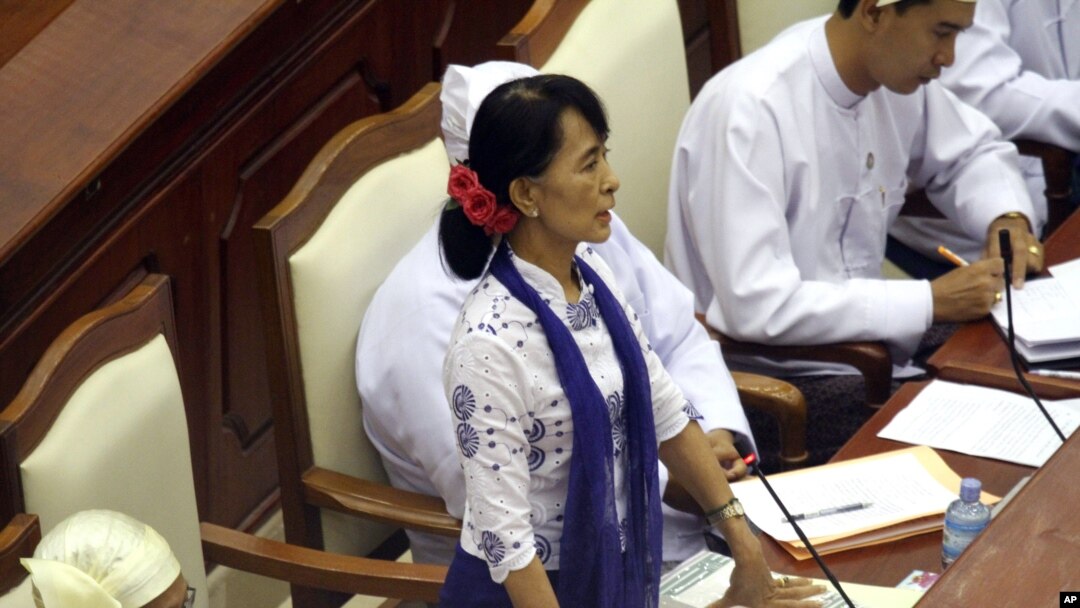 Burma's Opposition leader Aung San Suu Kyi asks a question during a regular session of the parliament at Burma's Lower House, July 25, 2012, in Naypyitaw.