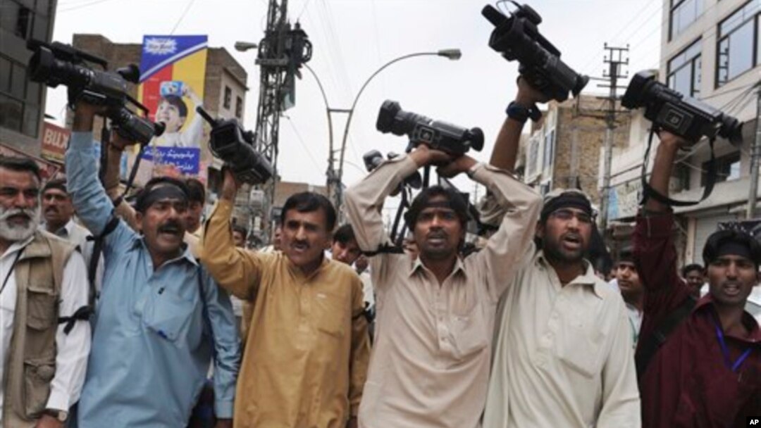 Pakistani journalists demonstate over threats against press in Quetta, Pakistan, April 17, 2012