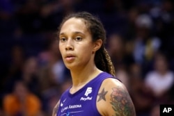 资料照片：美国全国女子篮球协会(WNBA)凤凰城水星队中锋布兰妮·格里纳在凤凰城与西雅图风暴队比赛期间在球场暂停片刻。(2019年9月3日)