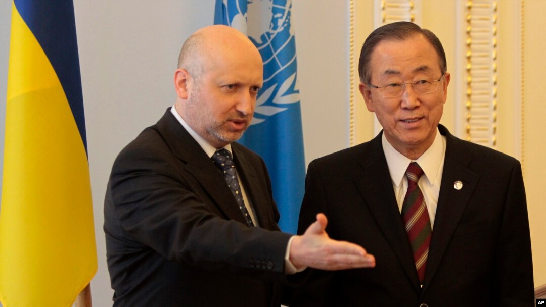 Acting Ukrainian President Oleksandr Turchynov, left, welcomes U.N. Secretary-General Ban Ki-moon during a meeting in Kyiv, Ukraine, March 21, 2014.