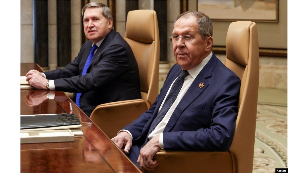 Rusya Dışişleri Bakanı Sergey Lavrov (sağda) ve Rusya Cumhurbaşkanı Vladimir Putin'in dış politika danışmanı Yuri Uşakov (solda).