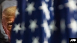 El expresidente de Estados Unidos y aspirante a la presidencia de 2024, Donald Trump, habla en Drake Enterprises, un fabricante y proveedor de repuestos para automóviles, en Clinton, Michigan, el 27 de septiembre de 2023. [AFP/Matthew Hatcher]