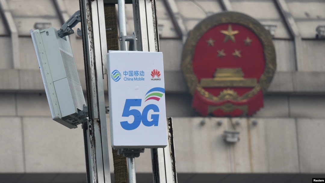 中國河南洛陽市的一個5G裝置上的中國移動與華為公司的標誌。 （2019年2月27日）