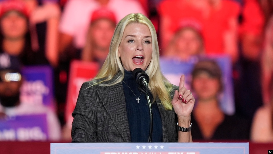 ARCHIVO - La exfiscal general de Florida, Pam Bondi, habla ante el candidato presidencial republicano, el ex presidente Donald Trump, en un mitin de campaña en el First Horizon Coliseum, el 2 de noviembre de 2024, en Greensboro, Carolina del Norte.