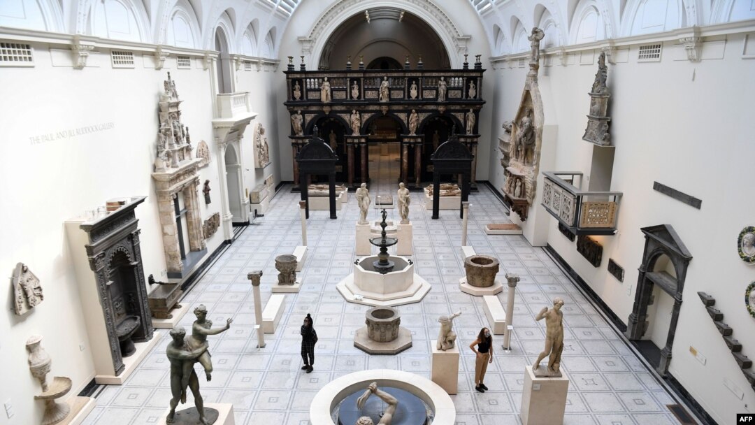 En esta foto de archivo tomada el 4 de agosto de 2020, los empleados del museo usan una mascarilla debido a la pandemia de COVID-19.