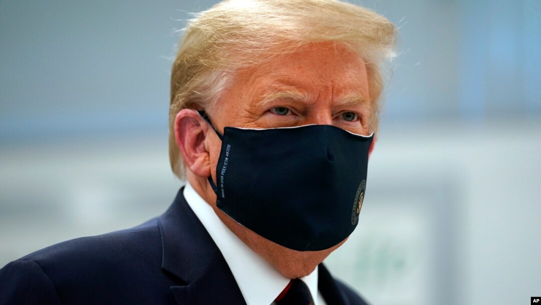 El presidente Donald Trump, que evitó durante meses el uso de mascarilla, ha empezado a emplearlas en público ante el creciente impacto de la pandemia en el país.