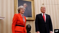 英国首相特雷莎·梅和美国总统川普在白宫椭圆形办公室。（2017年1月27日）