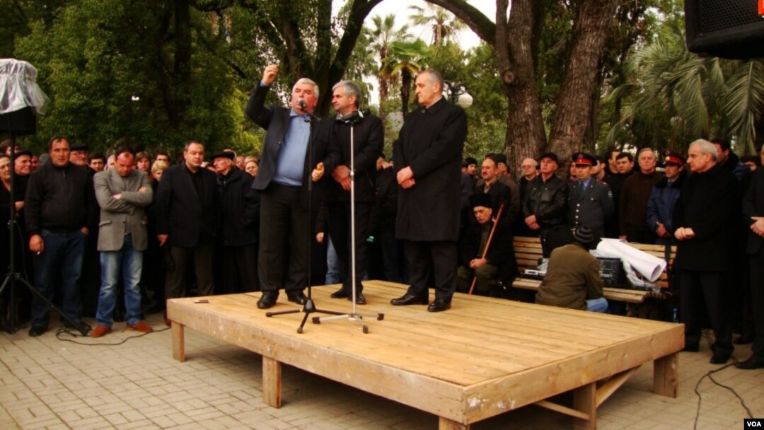 ანქვაბი სოხუმში ოპოზიციის მიტინგზე მივიდა, თუმცა არ მოუსმინეს