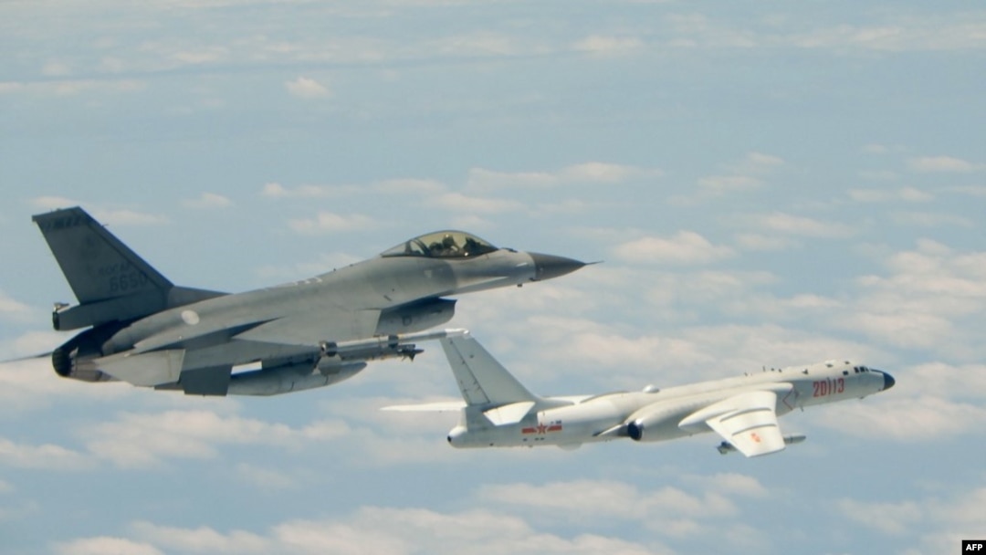 ཐེ་ཝན་གྱི་F16 འཐབ་འཛིང་གནམ་གྲུས་རྒྱ་ནག་གི་H-6K རྟགས་ཅན་ལ་ལྟ་རྟོག་བྱེད་བཞིན་པ།