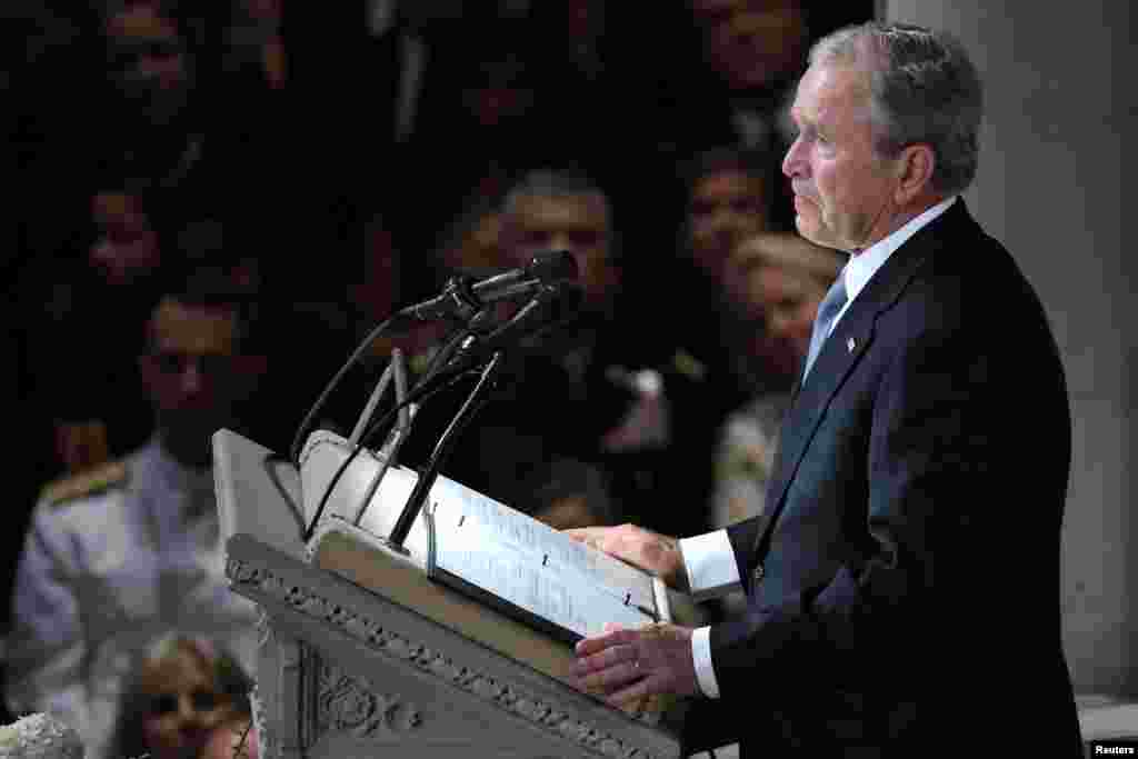 Rais mstaafu George Bush akimuenzi Seneta John McCain katika ibada maalum iliyofanyika katika kanisa la National Cathedral Septemba 1, 2018.
